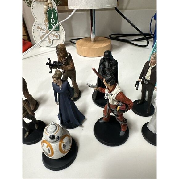 Star Wars Action Figures on stand Disney Store Lot of 9 - Picture 3 of 5